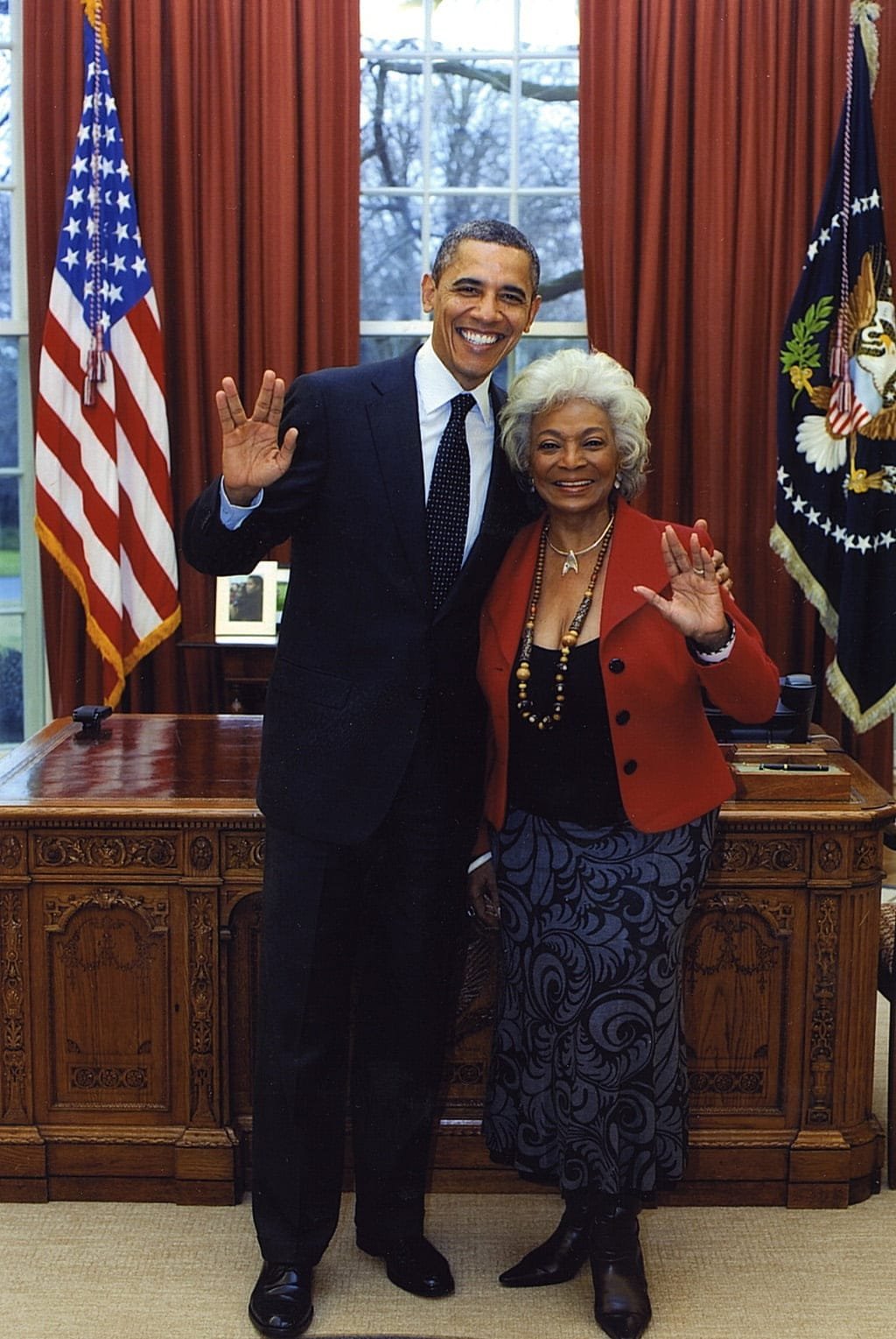 president obama and nichelle nichols at the white house do the vulcan salute